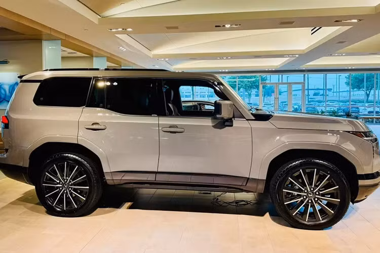 Chiếc Lexus GX 2024 mới bị bắt gặp khi đang được vận chuyển trên đường phố thuộc địa bàn thị xã Phúc Yên, tỉnh Vĩnh Phúc, gần nhà máy Toyota Việt Nam. Sự xuất hiện của chiếc xe này đã phần nào chứng tỏ Lexus GX 2024 sắp được bán ở thị trường Việt Nam.