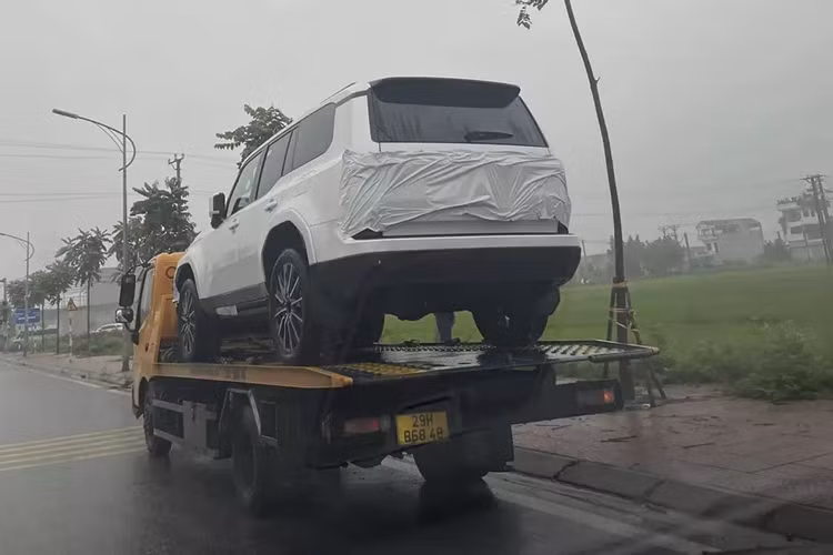 Bước sang thế hệ mới, Lexus GX được phát triển dựa trên khung gầm sát-xi rời TNGA-F giống với đàn anh Lexus LX 600 và Toyota Land Cruiser 300 Series. Xe sở hữu kích thước dài x rộng x cao lần lượt là 5.005 x 2.114 x 1.915 - 1.935 mm và chiều dài cơ sở 2.850 mm.
