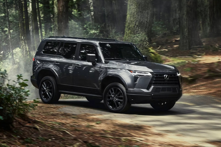 Bên trong mẫu SUV hạng sang này là không gian nội thất 3 hàng ghế rộng rãi. Ghế của xe được bọc da semi-aniline pha NuLuxe sang trọng và có tính năng sưởi ấm/thông gió ở hàng ghế trước.