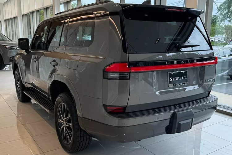 Ngoài ra, mẫu SUV hạng sang này còn được trang bị hệ dẫn động 4 bánh toàn thời gian và khóa vi sai chống trượt trung tâm Torsen tiêu chuẩn. Hộp số phụ điều khiển điện tử giúp thời gian chuyển giữa 2 chế độ cầu nhanh 4WD-High và cầu chậm 4WD-Low nhanh hơn trước.