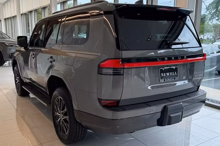 Ngoài ra, mẫu SUV hạng sang này còn được trang bị hệ dẫn động 4 bánh toàn thời gian và khóa vi sai chống trượt trung tâm Torsen tiêu chuẩn. Hộp số phụ điều khiển điện tử giúp thời gian chuyển giữa 2 chế độ cầu nhanh 4WD-High và cầu chậm 4WD-Low nhanh hơn trước.