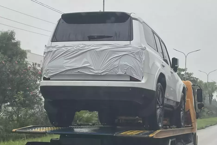 So với thế hệ cũ, xe dài hơn 125 mm, rộng hơn 229 mm, cao hơn 30 - 50 mm và chiều dài cơ sở tăng 61 mm. Ngoài ra, xe còn được áp dụng phong cách thiết kế ngoại thất ấn tượng hơn nhưng không đánh mất chất việt dã.