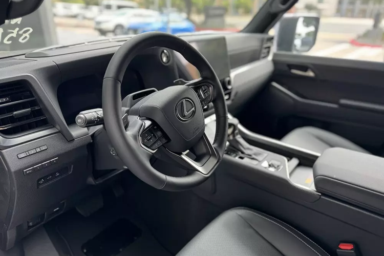 Theo nhân viên tư vấn bán hàng tại đại lý, Lexus GX 2024 bán ở Việt Nam sẽ chỉ có 1 phiên bản là GX 550 với giá bán dự kiến vào thời điểm hiện tại là 5,97 tỷ đồng. Nói cách khác, mẫu xe này có giá dự kiến tương đương với Lexus GX 460 đang phân phối chính hãng ở Việt Nam.