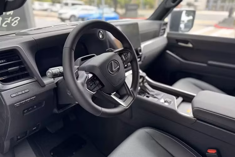 Theo nhân viên tư vấn bán hàng tại đại lý, Lexus GX 2024 bán ở Việt Nam sẽ chỉ có 1 phiên bản là GX 550 với giá bán dự kiến vào thời điểm hiện tại là 5,97 tỷ đồng. Nói cách khác, mẫu xe này có giá dự kiến tương đương với Lexus GX 460 đang phân phối chính hãng ở Việt Nam.