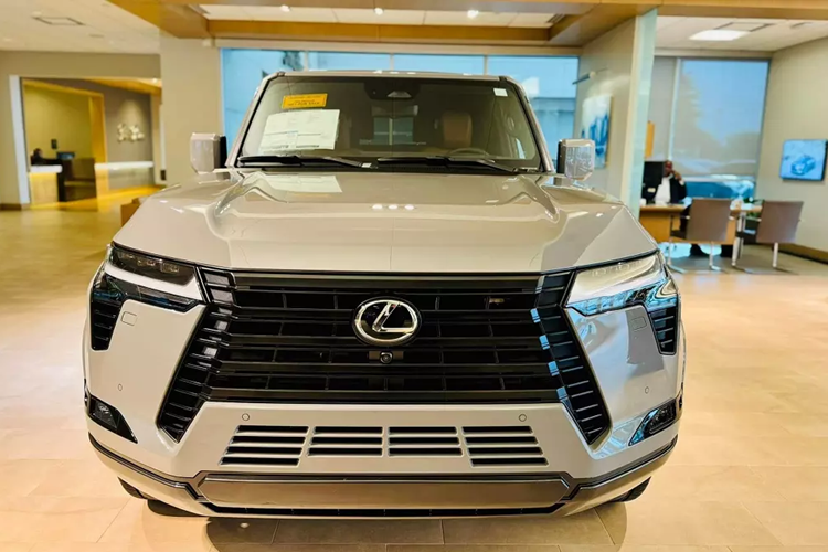 Từ cuối năm 2023, một số đại lý Lexus tại Việt Nam đã bắt đầu nhận cọc cho mẫu SUV hạng sang GX thế hệ mới. Sau gần nửa năm, mẫu xe SUV hạng sang Lexus GX 2024 đã về Việt Nam.