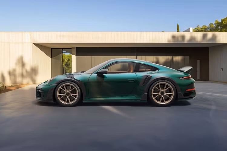 Khách hàng cũng có thể cá nhân hóa với nhiều tùy chọn màu sắc ngoại thất khác nhau. Xe được trang bị tiêu chuẩn mâm TechArt FOrmula VI Race, kích thước 20 inch ở cầu trước và 21 inch ở cầu sau.