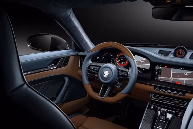 Nội thất chiếc Porsche 911 TechArt GTstreet R Touring có thể được nâng cấp với 2 phương pháp. Phong cách Add-on chỉ thay đổi nhẹ một số chi tiết như vô lăng, thảm sàn, bàn đạp ga thắng, ốp bệ cửa...