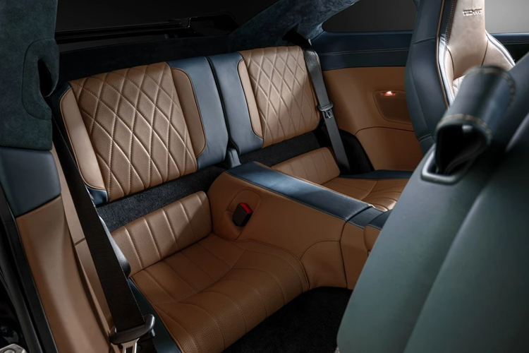 Trong khi đó, gói nâng cấp toàn diện sẽ thay đổi chất liệu bọc ghế, bảng taplo, bệ tay trung tâm, gói Sport Chrono, dây đai an toàn, chìa khóa... với chất liệu da cao cấp và Alcantara.