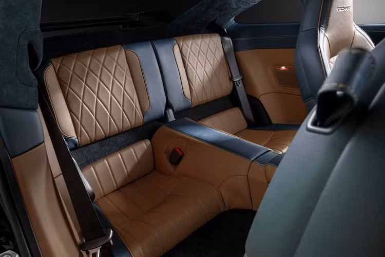 Trong khi đó, gói nâng cấp toàn diện sẽ thay đổi chất liệu bọc ghế, bảng taplo, bệ tay trung tâm, gói Sport Chrono, dây đai an toàn, chìa khóa... với chất liệu da cao cấp và Alcantara.