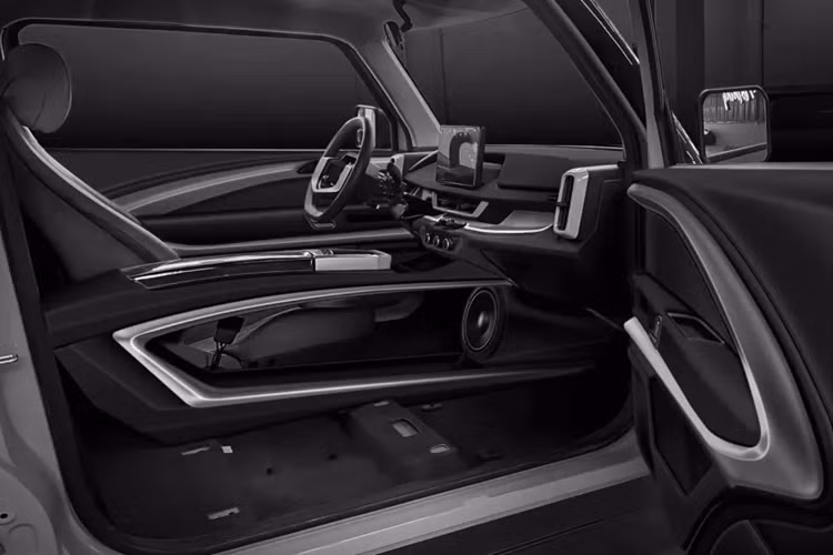 Vòng ra bên sườn xe, chiếc SUV cỡ nhỏ VinFast VF3 độ phong cách Defender này có gương chiếu hậu sơn đen bóng, tích hợp đèn xi-nhan LED, nhưng điểm ăn tiền nằm ở bộ mâm Mansory đa chấu rất đẹp và đắt đỏ, vì ngoài sơn đen, còn có điểm nhấn màu đỏ, kích thước mâm 16 inch.