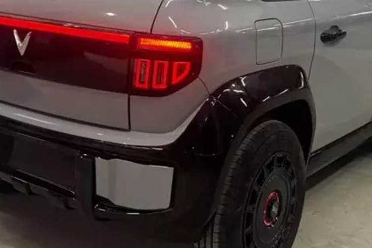 Sau cùng, chiếc xe VinFast VF3 độ này được tùy chỉnh lại nắp capô giúp việc đóng mở như các mẫu xe thường, thay vì phải bê ra khỏi xe, phía dưới có thêm hộc đựng đồ. Các chi tiết nhựa bên trong khoang lái được bọc da hết. VinFast VF3 hiện tại có tổng cộng 9 màu sơn cho khách hàng lựa chọn, 4 màu cơ bản là trắng, đỏ, xanh dương đậm và xám.