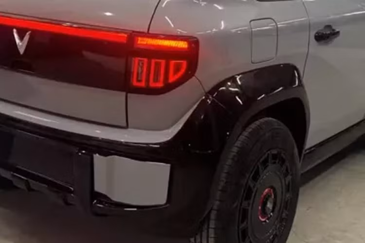 Sau cùng, chiếc xe VinFast VF3 độ này được tùy chỉnh lại nắp capô giúp việc đóng mở như các mẫu xe thường, thay vì phải bê ra khỏi xe, phía dưới có thêm hộc đựng đồ. Các chi tiết nhựa bên trong khoang lái được bọc da hết. VinFast VF3 hiện tại có tổng cộng 9 màu sơn cho khách hàng lựa chọn, 4 màu cơ bản là trắng, đỏ, xanh dương đậm và xám.