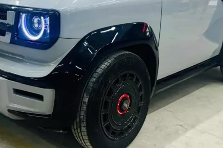 Hiểu rõ nổi khó khăn của người dùng xe điện luôn phải có khóa 10 theo xe để xử lý bình ắc-quy, chủ xưởng độ đã chế lại 1 công tắc khá tiện lợi, nằm gọn gàng dưới vô lăng, chi phí mất 5 triệu đồng. Hàng ghế sau được làm lại để có thể gập từng vị trí. Màn hình giải trí kích thước lớn, đèn viền màu, dàn loa mới.