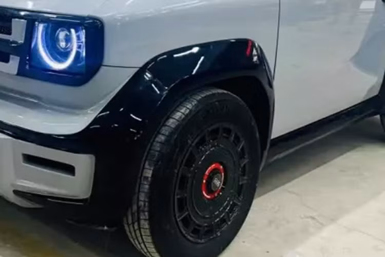 Hiểu rõ nổi khó khăn của người dùng xe điện luôn phải có khóa 10 theo xe để xử lý bình ắc-quy, chủ xưởng độ đã chế lại 1 công tắc khá tiện lợi, nằm gọn gàng dưới vô lăng, chi phí mất 5 triệu đồng. Hàng ghế sau được làm lại để có thể gập từng vị trí. Màn hình giải trí kích thước lớn, đèn viền màu, dàn loa mới.