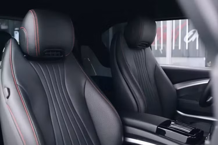 Đằng sau xe có cản mới, khuếch tán đẹp mắt và cụm đèn hậu LED mới, trải dài hết đuôi xe. Sau cùng, xe mang màu xám xi măng phối rất nhiều chi tiết sơn đen bóng.