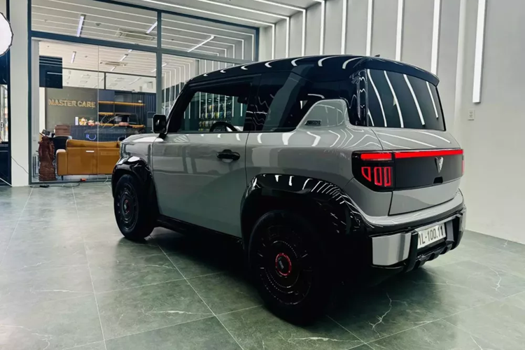 VinFast VF3 được trang bị pin lithium-ion với dung lượng khả dụng 18,64 kWh, mang đến phạm vi di chuyển 210 km sau mỗi lần sạc đầy theo tiêu chuẩn NEDC. Thời gian sạc pin từ 10% lên 70% bằng sạc chậm là 5 giờ và bằng sạc nhanh là 36 phút.