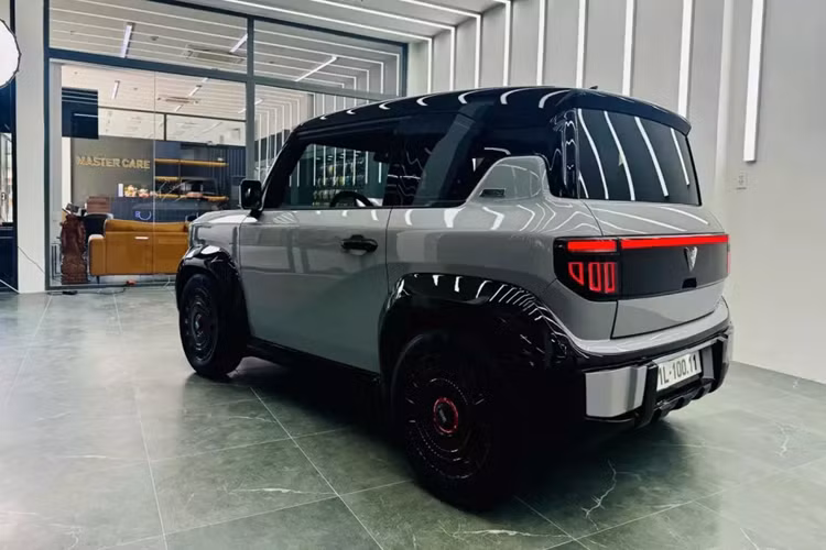 VinFast VF3 được trang bị pin lithium-ion với dung lượng khả dụng 18,64 kWh, mang đến phạm vi di chuyển 210 km sau mỗi lần sạc đầy theo tiêu chuẩn NEDC. Thời gian sạc pin từ 10% lên 70% bằng sạc chậm là 5 giờ và bằng sạc nhanh là 36 phút.