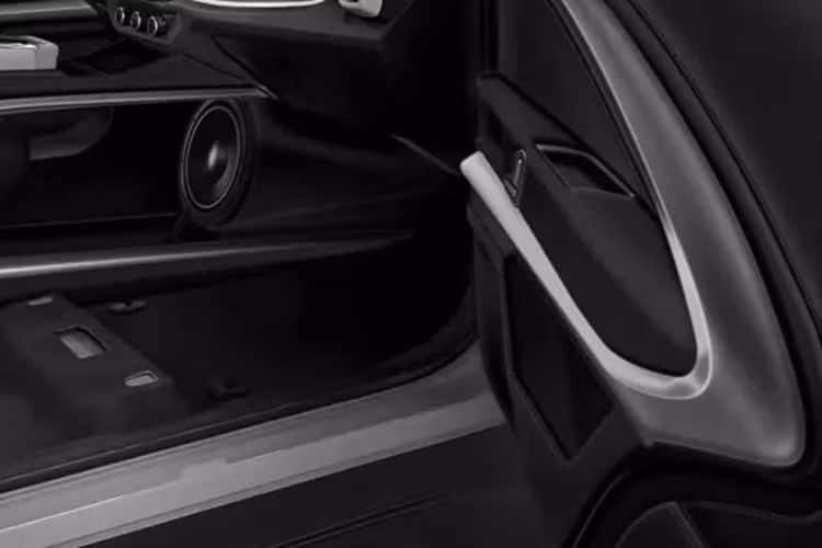 Chưa hết, xe còn có bộ ghế Mercedes E63 lên đến 180 triệu đồng, thay vì GT 53 có giá lên đến 280 triệu đồng, như trước, lý do sẽ giúp việc ra vào khoang sau dễ dàng hơn. Ghế bọc da màu đen cùng chỉ may màu đỏ rất đẹp.