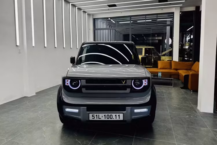 Tất nhiên là xe VinFast VF3 độ này đã được trang bị bi Laser, đèn định vị mới và quan trọng, logo chữ V của xe đã được thiết kế nhỏ hơn, mạ vàng, đặt chếch về bên phải của xe, như cách mà Land Rover đặt logo của họ trên mẫu xe SUV Defender.