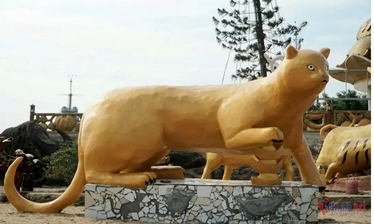 Tết Quý Mão năm 2023, đơn vị này cũng đắp tượng con mèo. Tuy nhiên, con mèo được nhận xét trông như con “chuột chù”.