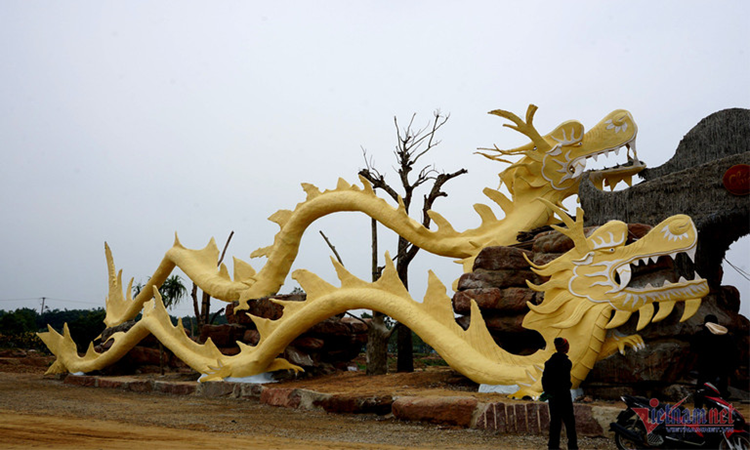 Hiện các con linh vật “lạ” này vẫn đang được trưng bày trong khuôn viên điểm du lịch của công ty SOTO. 