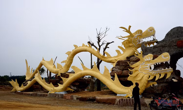 Hiện các con linh vật “lạ” này vẫn đang được trưng bày trong khuôn viên điểm du lịch của công ty SOTO. 