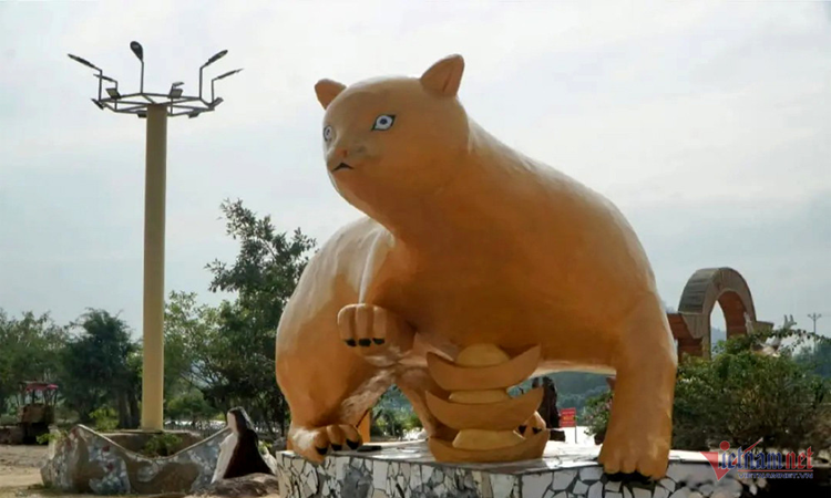 Ông Trần Phú Dũng, Chủ tịch UBND xã Tiên Trang, huyện Quảng Xương cho biết, hai cặp tượng rồng này do công ty SOTO làm và đặt tại khu đất thuộc khuôn viên khu vui chơi của công ty. Năm nào công ty này cũng làm tượng linh vật chào đón năm mới. Những linh vật này thực chất không bắt mắt. Tuy nhiên, đó có thể là ý tưởng tạo điểm nhấn cho người dân đến tham quan.