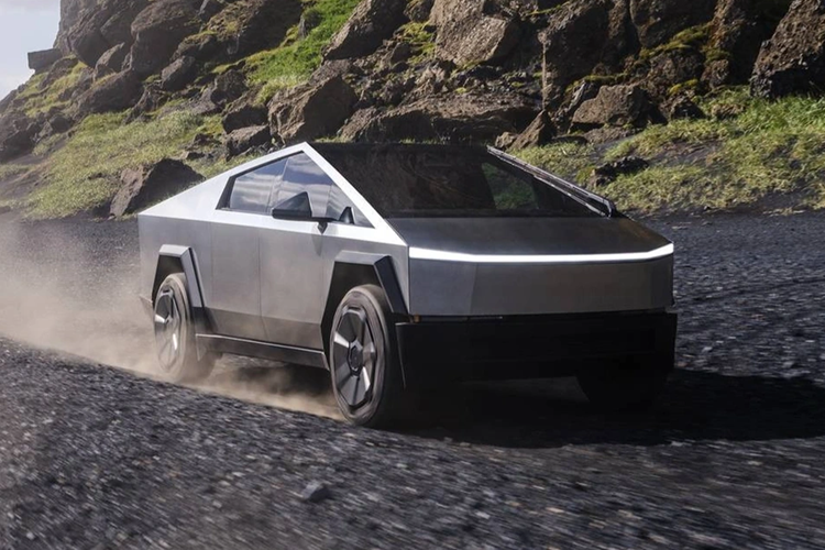 Sau nhiều lần lỡ hẹn, Tesla Cybertruck đã chính thức được trình làng vào cuối năm 2023 với ba phiên bản (RWD, AWD và Cyberbeast), đi cùng giá bán dao động từ 57.390 - 96.390 USD (1,45 - 2,43 tỷ đồng).