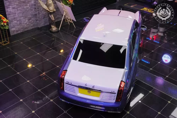 Dưới mui xe, Hồng Kỳ có động cơ CA8GV40T-03 V8 4 lít cho công suất 387 mã lực. Đây là một sửa đổi của ICE cung cấp năng lượng cho chiếc SUV LS7 khổng lồ.