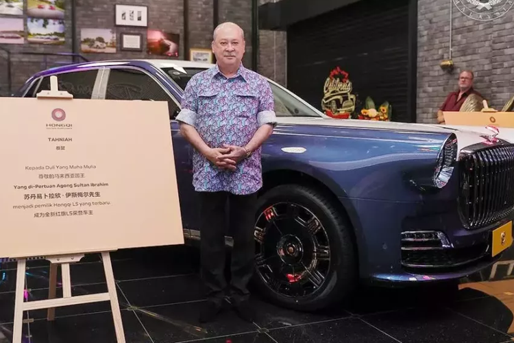 Và đến nay, đã có 1 chính khách đầu tiên lên tiếng tậu xe Hồng Kỳ L5 thế hệ mới, đó chính là Quốc vương Malaysia, ông Ibrahim Iskandar được cho vừa trở thành người đầu tiên trên thế giới sở hữu chiếc Hồng Kỳ L5, mẫu xe sang đắt nhất do Trung Quốc sản xuất.