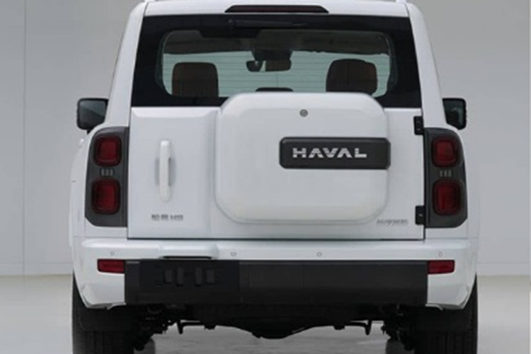 Thứ nhất là máy xăng 2.0T sản sinh công suất 165 mã lực và mô-men xoắn 385 Nm. Động cơ sẽ đi cùng hộp số tự động và hệ dẫn động 4 bánh tiêu chuẩn. Theo công bố, xe có mức tiêu thụ nhiên liệu trên 100 km sẽ vào khoảng 10,2 đến 10,7 L và tốc độ tối đa là 180 km/h.