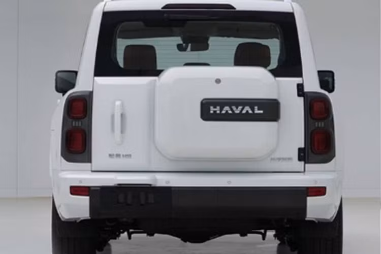 Thứ nhất là máy xăng 2.0T sản sinh công suất 165 mã lực và mô-men xoắn 385 Nm. Động cơ sẽ đi cùng hộp số tự động và hệ dẫn động 4 bánh tiêu chuẩn. Theo công bố, xe có mức tiêu thụ nhiên liệu trên 100 km sẽ vào khoảng 10,2 đến 10,7 L và tốc độ tối đa là 180 km/h.