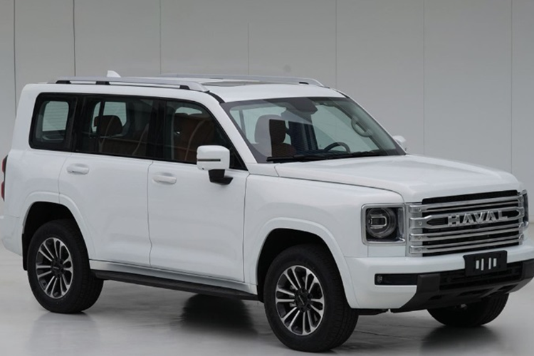 Kích thước này có phần nhỏ hơn đối thủ Ford Everest nhưng lại nhỉnh hơn Isuzu mu-X. Haval H9 mang dáng dấp vuông vức, đồ sộ. Xe gây ấn tượng với lưới tản nhiệt là những thanh nằm ngang khỏe khoắn, đi cùng cụm đèn pha LED tròn đặc trưng. Trong khi đó, thiết kế của đuôi xe lại gợi nhiều liên tưởng đến mẫu Land Rover Defender.