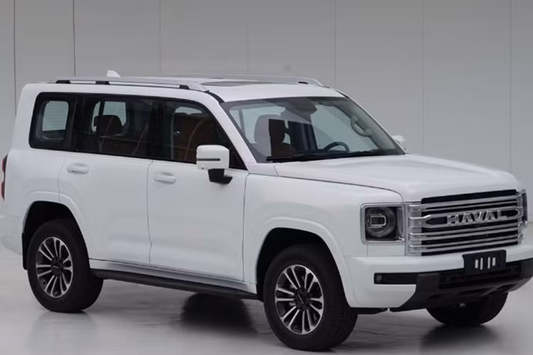 Kích thước này có phần nhỏ hơn đối thủ Ford Everest nhưng lại nhỉnh hơn Isuzu mu-X. Haval H9 mang dáng dấp vuông vức, đồ sộ. Xe gây ấn tượng với lưới tản nhiệt là những thanh nằm ngang khỏe khoắn, đi cùng cụm đèn pha LED tròn đặc trưng. Trong khi đó, thiết kế của đuôi xe lại gợi nhiều liên tưởng đến mẫu Land Rover Defender.