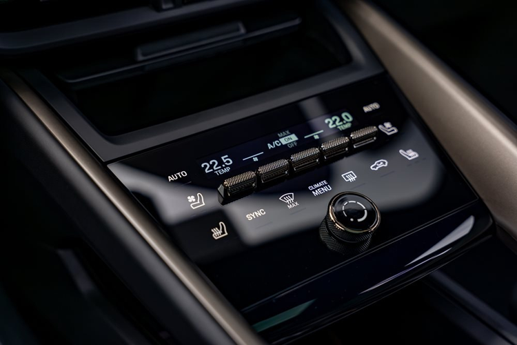 Cung cấp sức mạnh cho Porsche bản Macan EV tiêu chuẩn tại Việt Nam là mô tơ điện cho công suất tối đa lên đến 355 mã lực. Bản Macan 4 EV có công suất lên đến 402 mã lực, bản Macan 4S EV là 509 mã lực. Cuối cùng là bản Macan Turbo EV cao cấp cho công suất lên tới 630 mã lực và mô-men xoắn cực đại lên đến 1.130 Nm.