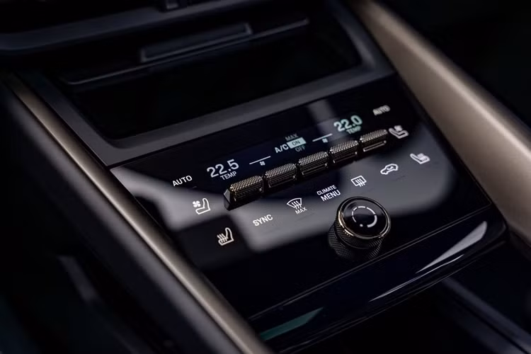 Cung cấp sức mạnh cho Porsche bản Macan EV tiêu chuẩn tại Việt Nam là mô tơ điện cho công suất tối đa lên đến 355 mã lực. Bản Macan 4 EV có công suất lên đến 402 mã lực, bản Macan 4S EV là 509 mã lực. Cuối cùng là bản Macan Turbo EV cao cấp cho công suất lên tới 630 mã lực và mô-men xoắn cực đại lên đến 1.130 Nm.