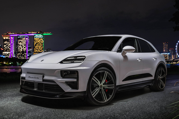 Mẫu xe SUV Porsche Macan EV 2024 có đường mái dốc giống như một chiếc coupe giúp cải thiện tính khí động học đi cùng cánh lướt gió có thể thu vào ở cửa sau và mở ra ở tốc độ cao. Phần đầu xe gây ấn tượng với đèn pha trước LED Matrix được tách làm 2 cụm riêng biệt.