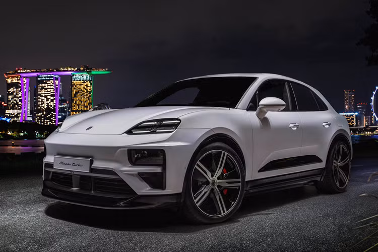 Mẫu xe SUV Porsche Macan EV 2024 có đường mái dốc giống như một chiếc coupe giúp cải thiện tính khí động học đi cùng cánh lướt gió có thể thu vào ở cửa sau và mở ra ở tốc độ cao. Phần đầu xe gây ấn tượng với đèn pha trước LED Matrix được tách làm 2 cụm riêng biệt.