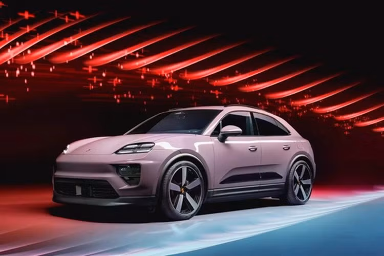 Tại các trạm sạc 400V, hệ thống chuyển đổi bên trong bộ pin sẽ phân tách một cách hiệu quả bộ pin 800V thành hai bộ pin có điện áp định mức 400V mỗi bộ và cho phép sạc cùng lúc. Thiết kế này cho phép sạc hiệu suất cao với công suất đến 135 kW. Các bộ sạc AC treo tường cũng có thể được sử dụng với công suất đến 11 kW.