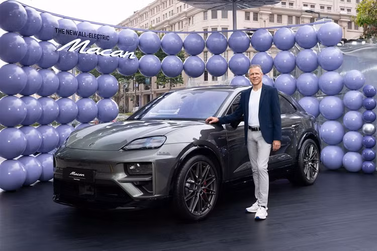 Porsche Macan chạy điện thế hệ thứ 2 hoàn toàn mới được phát triển dựa trên nền tảng Premium Platform Electric (PPE), tương tự mẫu xe Audi Q6 e-Tron. Xe sở hữu kích thước chiều dài x rộng x cao lần lượt là 4.784 x 1.938 x 1.622 mm, trục cơ sở là 2.893 mm.