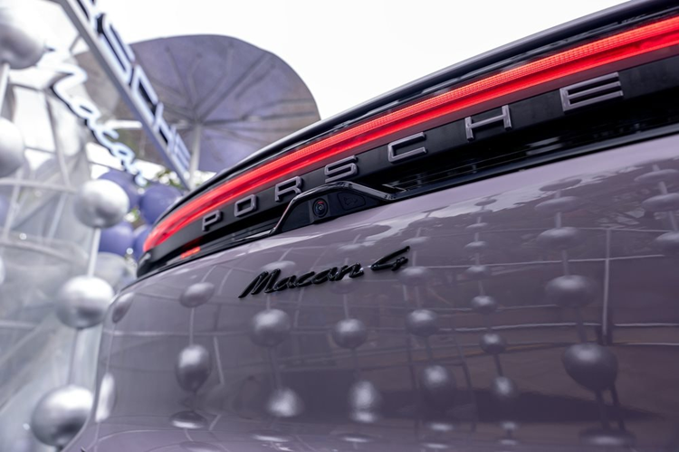 Xe có khả năng tăng tốc từ 0-100 km/h chỉ trong 3,3 giây và phạm vi hoạt động của các bản dao động từ 591 - 631 km theo chuẩn WLTP. Tất cả các biến thể Macan điện mới có thể sạc từ 10% lên 80% mức pin trong khoảng 21 phút tại trạm sạc nhanh DC phù hợp.