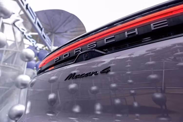 Xe có khả năng tăng tốc từ 0-100 km/h chỉ trong 3,3 giây và phạm vi hoạt động của các bản dao động từ 591 - 631 km theo chuẩn WLTP. Tất cả các biến thể Macan điện mới có thể sạc từ 10% lên 80% mức pin trong khoảng 21 phút tại trạm sạc nhanh DC phù hợp.