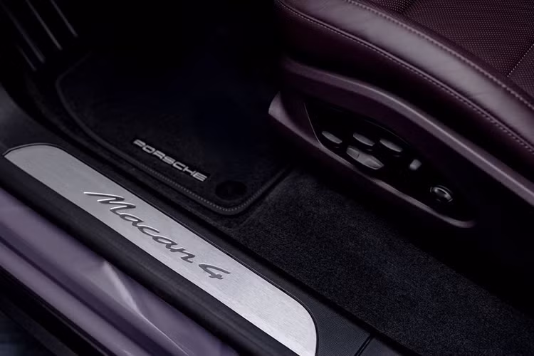 Xe còn có dải đèn LED được tích hợp trong khoang lái và cửa xe, được sử dụng song song như đèn nội thất và đèn báo giao tiếp. Trong các tình huống khác nhau, dải đèn có thể cung cấp thông tin hoặc cảnh báo như đèn chào mừng, quá trình sạc xe hoặc tín hiệu liên quan tới các hệ thống hỗ trợ lái.