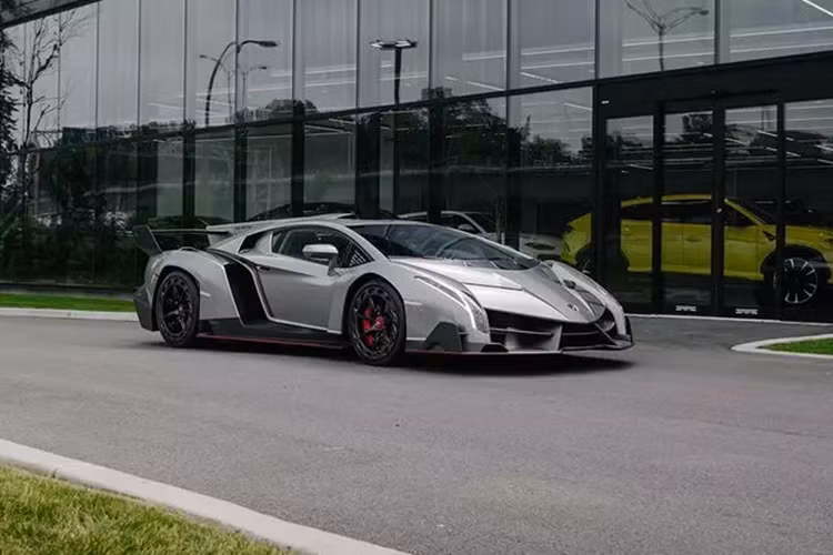Trong số 3 chiếc Lamborghini Veneno Coupe, chỉ có 1 xe hay lộ diện vì thường xuyên được chào bán, mới đây, tin tức về chiếc siêu xe triệu đô Lamborghini Veneno này lại nổi rần rần với lý do, được 1 đại lý siêu xe chào bán đến 14,2 triệu đô la, tức đã tăng gấp 3,5 lần giá khởi điểm.