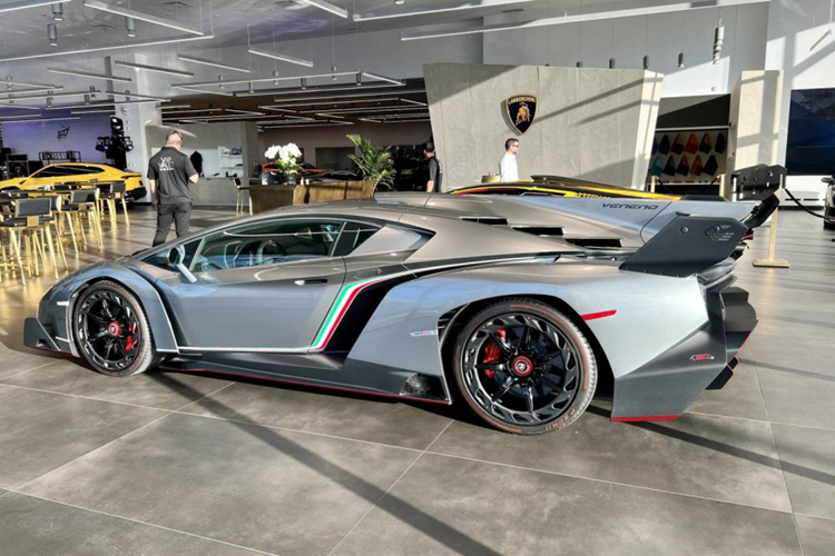 Siêu xe Lamborghini Veneno LP750-4 được trang bị động cơ V12, dung tích 6.5 lít, sản sinh ra công suất tối đa 750 mã lực. Siêu xe hàng hiếm này có thể tăng tốc từ vị trí xuất phát lên 100 km/h chỉ sau thời gian 2,9 giây trước khi đạt tốc độ tối đa 355 km/h.