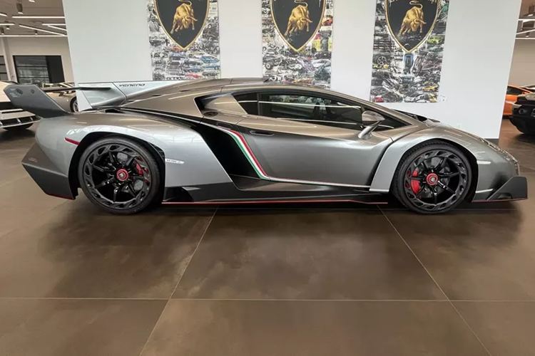 Chưa hết, đây là chiếc siêu xe triệu đô Lamborghini Veneno duy nhất rao bán trên thị trường trong suốt 6 năm qua, từ con số 9,5 triệu đô la vào năm 2018, giờ đây, xe được chào bán lên đến 14,2 triệu đô la, tức trung bình mỗi năm xe tăng giá 783.000 đô la, khoảng 18 tỷ đồng, 1 khoản đầu tư siêu lời, hơn cả các siêu biệt thự.