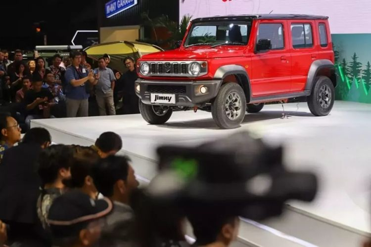 Theo đó, Suzuki Jimny phiên bản 3 cửa chỉ có chiều dài khiêm tốn 3,48 mét, chiều dài cơ sở 2,25 mét và thể tích khoang hành lý 85 lít. Còn phiên bản 5 cửa có chiều dài 3,98 mét. Vậy một phiên bản Jimny có kích thước giống Land Cruiser (dài 4,92 mét), có nội thất ba hàng ghế và bảy chỗ ngồi, khi xuất hiện trên thị trường liệu có thể tạo sức hút.