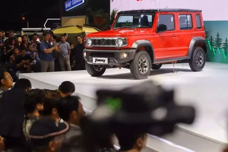 Theo đó, Suzuki Jimny phiên bản 3 cửa chỉ có chiều dài khiêm tốn 3,48 mét, chiều dài cơ sở 2,25 mét và thể tích khoang hành lý 85 lít. Còn phiên bản 5 cửa có chiều dài 3,98 mét. Vậy một phiên bản Jimny có kích thước giống Land Cruiser (dài 4,92 mét), có nội thất ba hàng ghế và bảy chỗ ngồi, khi xuất hiện trên thị trường liệu có thể tạo sức hút.