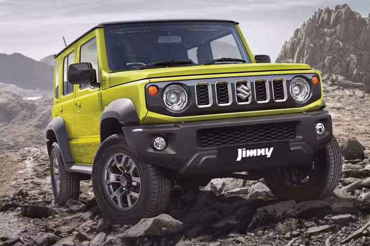 Hộp số tùy chọn số sàn 5 cấp hoặc tự động 4 cấp, kết hợp dẫn động 2 cầu đi kèm hệ thống AllGrip Pro (4WD) gài cầu bằng tay. So với “tượng đài” làng SUV địa hình Toyota Land Cruiser, Suzuki Jimny 7 chỗ khi có mặt trên thị trường sẽ chiếm ưu thế hơn về mặt giá bán.