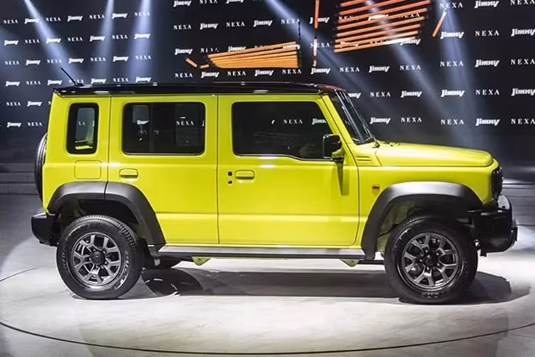 Tuy nhiên, cũng phải nói rằng trang bị trên SUV Suzuki Jimny 2025 mới sẽ có phần khiêm tốn hơn so với Toyota Land Cruiser, nhưng vẫn đáp ứng đủ các nhu cầu tối thiểu cho người dùng.